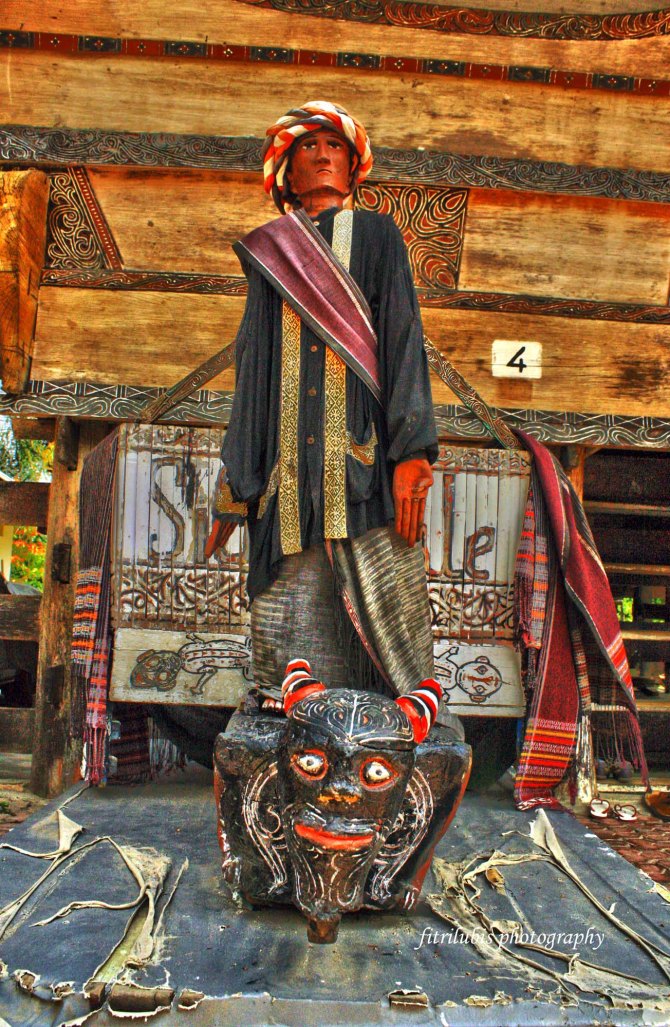 Si Gale - Gale, wooden puppet that is placed in front of the house.